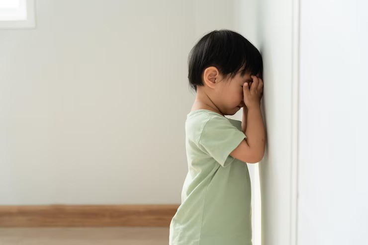 tantrum anak, cara menghadapi tantrum, gaya parenting Jepang, pelukan ajaib, mimamoru, parenting Indonesia, tips ibu muda, regulasi emosi anak